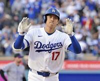 　ロッキーズ戦の１回、９号となる先頭打者本塁打を放ち、塁を回るドジャース・大谷＝ロサンゼルス（ロイター＝共同）
