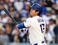 　ロッキーズ戦の１回、９号となる先頭打者本塁打を放つドジャース・大谷＝ロサンゼルス（ＡＰ＝共同）