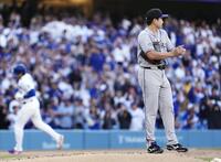 　ドジャース戦の１回、大谷（左）に先頭打者本塁打を浴びたロッキーズ・菅野＝ロサンゼルス（共同）