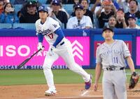 　ロッキーズ戦の１回、菅野（手前）から、９号となる先頭打者本塁打を放ったドジャース・大谷＝ロサンゼルス（ＡＰ＝共同）