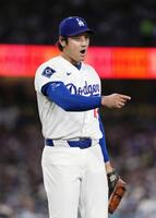 　ロッキーズ戦の４回、味方の好守をたたえるドジャース・大谷＝ロサンゼルス（共同）