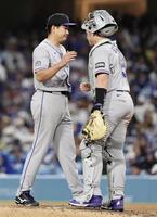 　ドジャース戦の５回途中、降板するロッキーズ・菅野＝ロサンゼルス（共同）