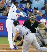 　ロッキーズ戦の１回、菅野（手前）から、９号となる先頭打者本塁打を放つドジャース・大谷＝ロサンゼルス（共同）