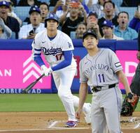 　ロッキーズ戦の１回、菅野（手前）から、９号となる先頭打者本塁打を放つドジャース・大谷＝ロサンゼルス（共同）