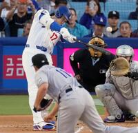 　ロッキーズ戦の１回、菅野（手前）から、９号となる先頭打者本塁打を放つドジャース・大谷＝ロサンゼルス（ＡＰ＝共同）