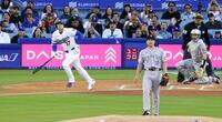 　ロッキーズ戦の１回、菅野（手前）から、９号となる先頭打者本塁打を放ったドジャース・大谷（左）＝ロサンゼルス（共同）