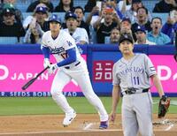　ロッキーズ戦の１回、菅野（手前）から、９号となる先頭打者本塁打を放ったドジャース・大谷＝ロサンゼルス（共同）