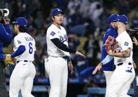 　ロッキーズに勝利し、タッチを交わすドジャース・大谷（中央）＝ロサンゼルス（共同）