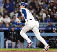 　ロッキーズ戦の７回、左飛に倒れたドジャース・大谷＝ロサンゼルス（共同）