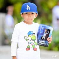 　配布された山本由伸のボブルヘッド人形を手にする少年ファン（ロサンゼルス・ドジャース提供）