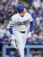 　ロッキーズ戦の１回、９号となる先頭打者本塁打を放ち、打球の行方を見つめるドジャース・大谷＝ロサンゼルス（共同）