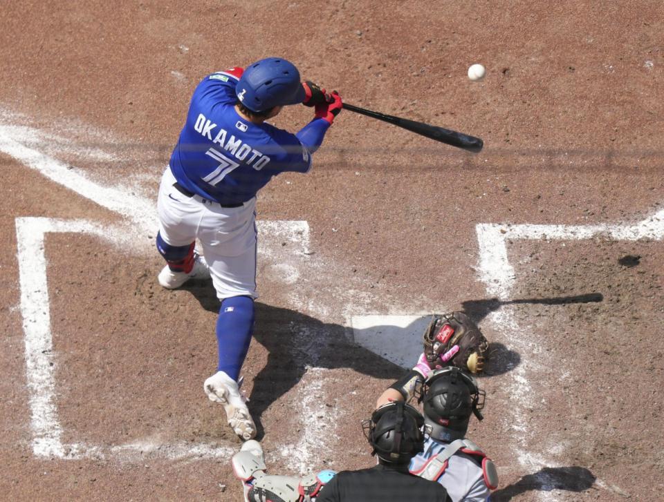 　マーリンズ戦の６回、勝ち越しの11号ソロを放つブルージェイズ・岡本＝トロント（カナダ通信・ＡＰ＝共同）