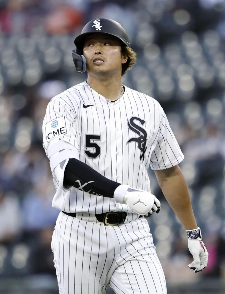 　ツインズ戦の２回、遊飛に倒れたホワイトソックス・村上＝シカゴ（共同）