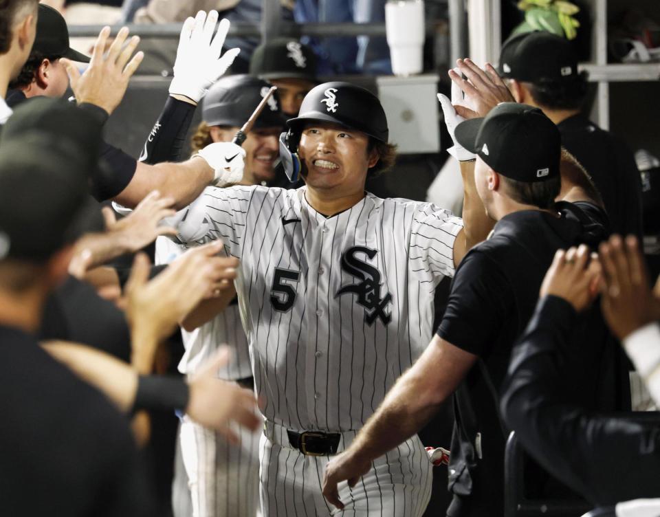 　米大リーグ、ツインズ戦の７回、20号ソロを放ち、ベンチで迎えられるホワイトソックス・村上宗隆。メジャー１年目での20本塁打は、２０１８年にエンゼルスで22本を打った大谷翔平に続き、日本選手２人目となった＝27日、シカゴ（共同）