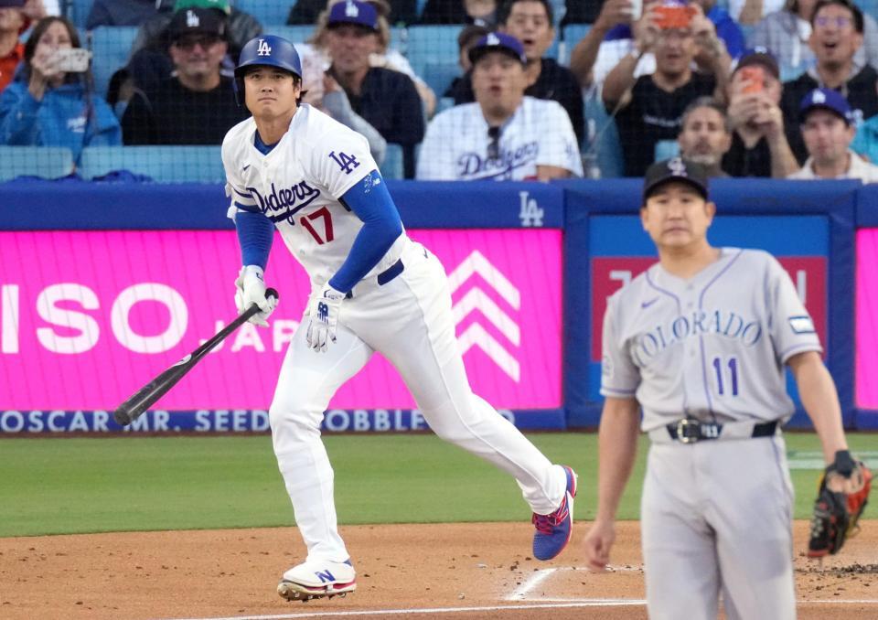 　ロッキーズ戦の１回、菅野（手前）から、９号となる先頭打者本塁打を放ったドジャース・大谷＝ロサンゼルス（ＡＰ＝共同）