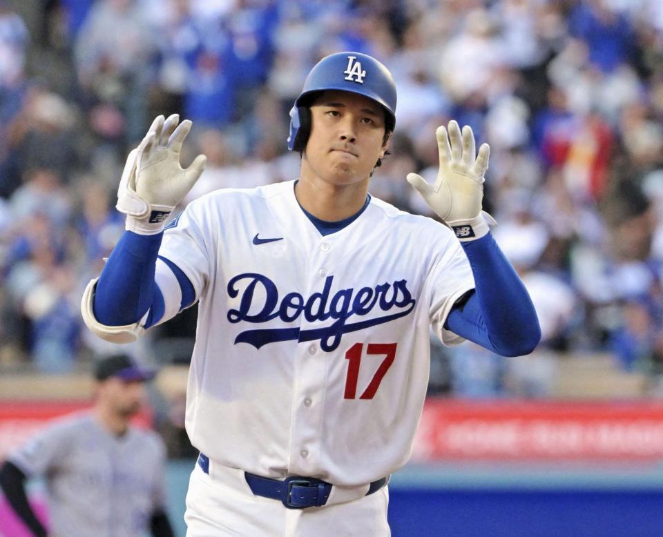 　ロッキーズ戦の１回、９号となる先頭打者本塁打を放ち、塁を回るドジャース・大谷＝ロサンゼルス（ロイター＝共同）