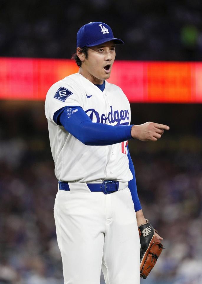 　ロッキーズ戦の４回、味方の好守をたたえるドジャース・大谷＝ロサンゼルス（共同）