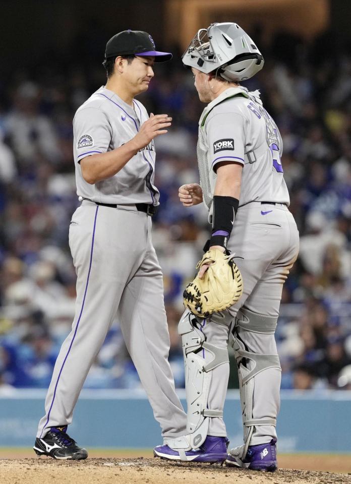 　ドジャース戦の５回途中、降板するロッキーズ・菅野＝ロサンゼルス（共同）