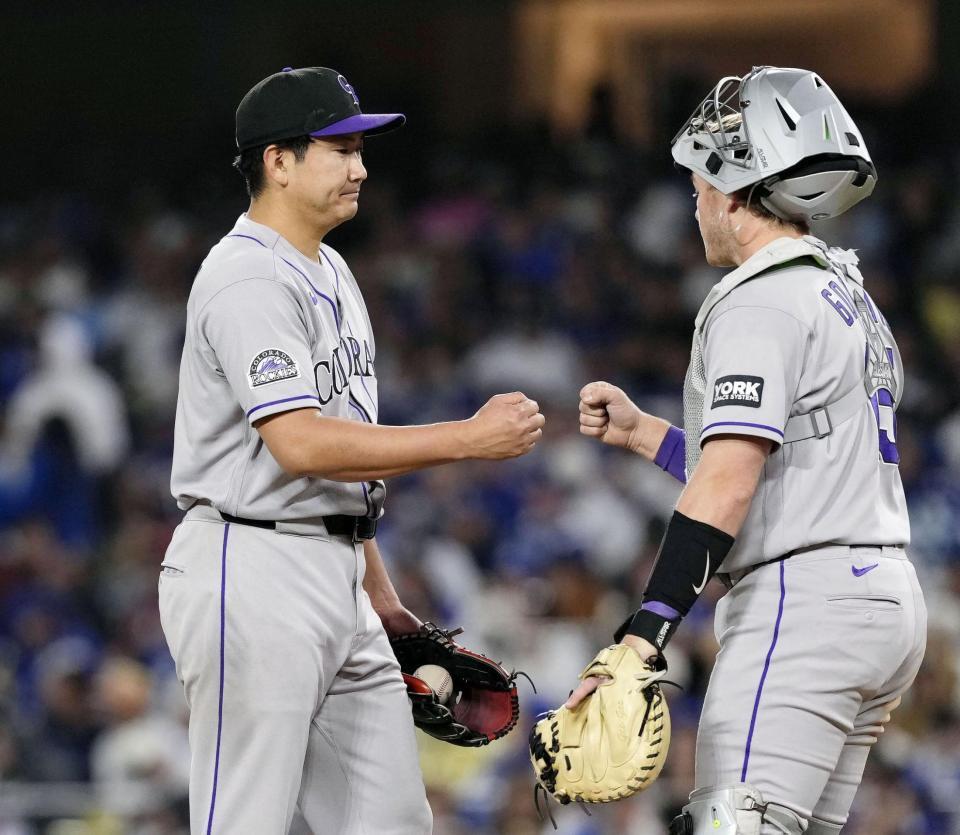 　ドジャース戦の５回途中、降板するロッキーズ・菅野＝ロサンゼルス（共同）