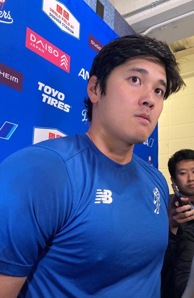 試合後、取材に応じる大谷（撮影・小林信行）
