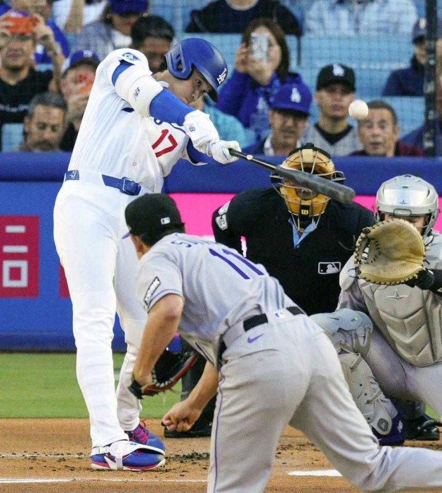 　ロッキーズ戦の１回、菅野（手前）から、９号となる先頭打者本塁打を放つドジャース・大谷＝ロサンゼルス（共同）