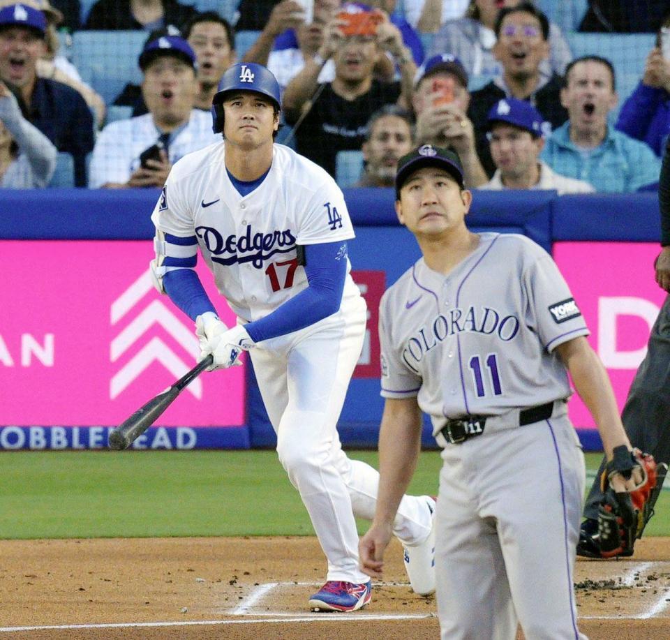　ロッキーズ戦の１回、菅野（手前）から、９号となる先頭打者本塁打を放つドジャース・大谷＝ロサンゼルス（共同）