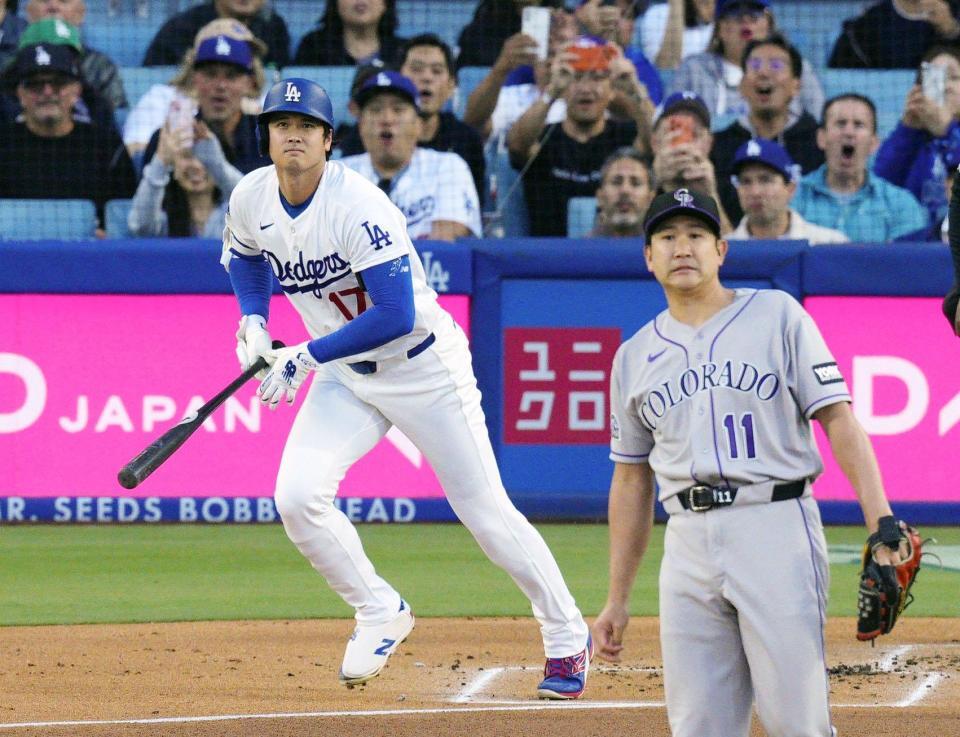 　ロッキーズ戦の１回、菅野（手前）から、９号となる先頭打者本塁打を放ったドジャース・大谷＝ロサンゼルス（共同）