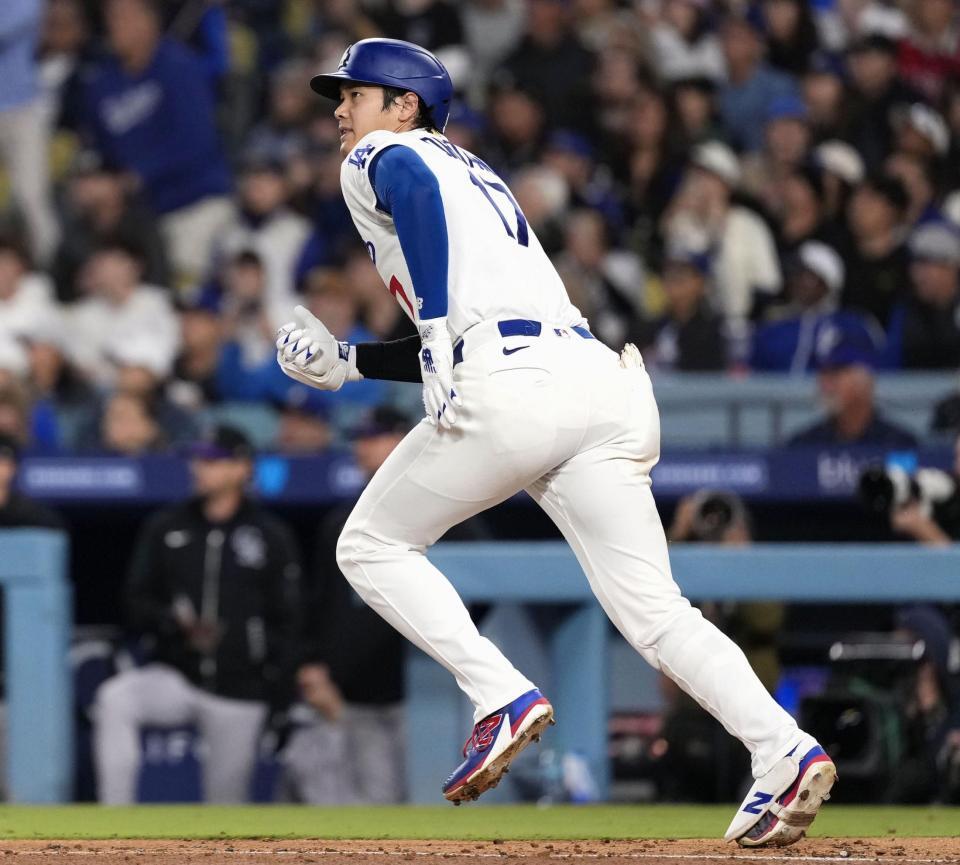 　ロッキーズ戦の７回、左飛に倒れたドジャース・大谷＝ロサンゼルス（共同）
