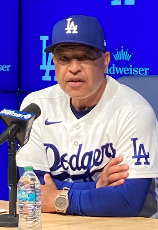 試合後に会見するドジャース・ロバーツ監督（撮影・小林信行）