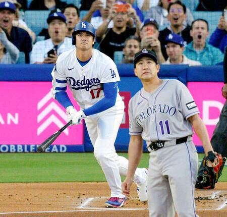 　１回、菅野（手前）から、９号となる先頭打者本塁打を放つドジャース・大谷（共同）