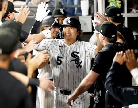 　ベンチで迎えられるホワイトソックス・村上（共同）