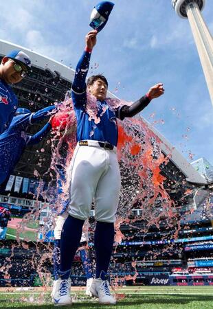 　手荒い祝福を受けるブルージェイズ・岡本（ゲッティ＝共同）