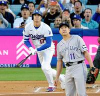 　１回、菅野（手前）から、９号となる先頭打者本塁打を放つドジャース・大谷（共同）