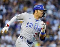 　パイレーツ戦の４回、適時打を放ち一塁へ向かうカブス・鈴木＝ピッツバーグ（ゲッティ＝共同）