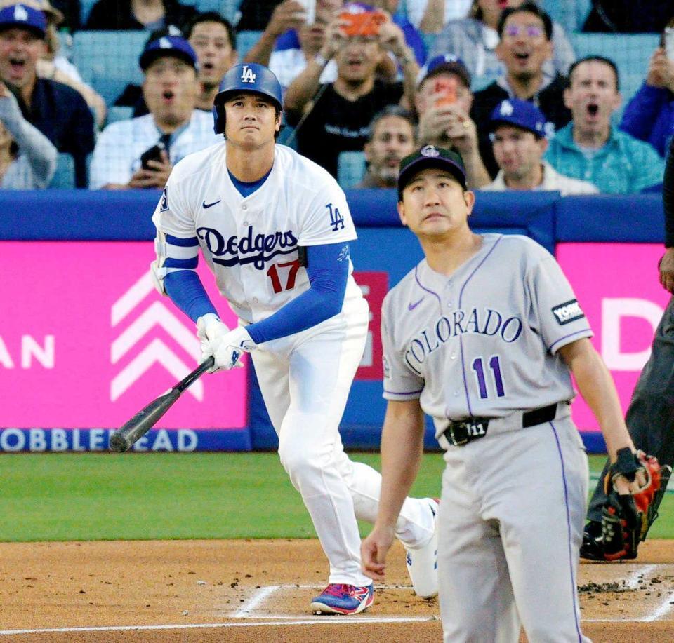 　１回、菅野（手前）から、９号となる先頭打者本塁打を放つドジャース・大谷（共同）