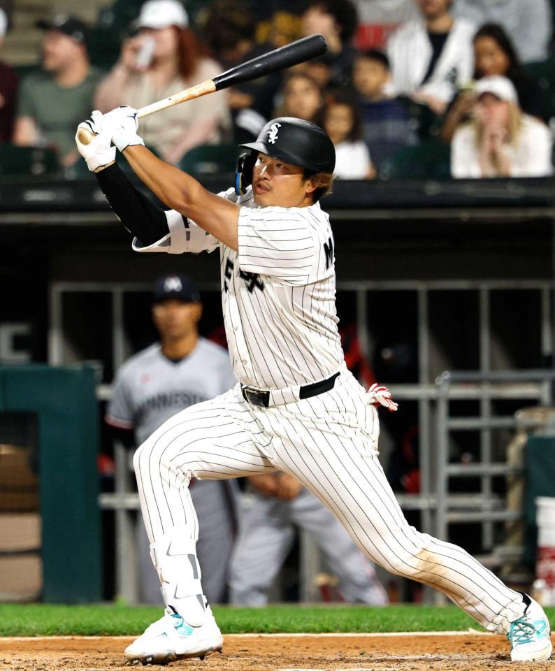 　７回、２０号ソロを放つ村上（共同）