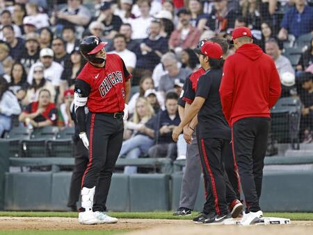 　タイガース戦の３回、二ゴロで一塁を駆け抜けた後、右太もも裏のあたりを気にするそぶりを見せるホワイトソックス・村上。そのままベンチに下がった＝シカゴ（共同）