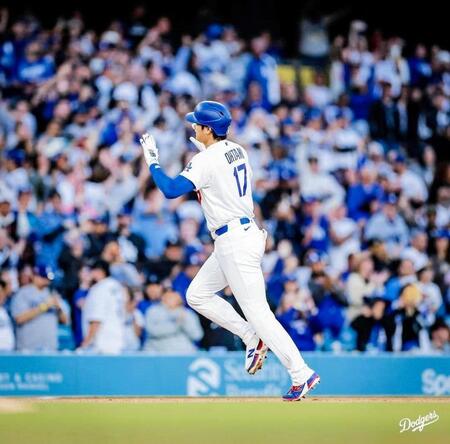 　三回、１０号ソロを放ち手を振りながらダイヤモンドを一周する大谷（ロサンゼルス・ドジャース提供）