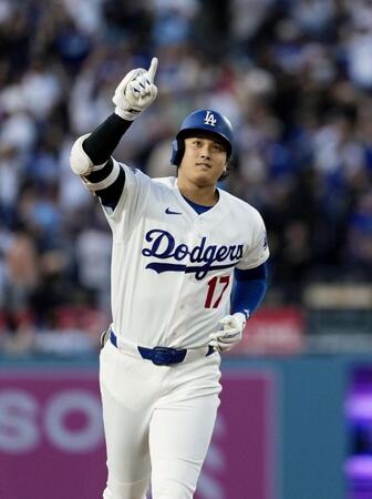フィリーズ戦の３回、１０号ソロを放ち塁を回る大谷（共同）