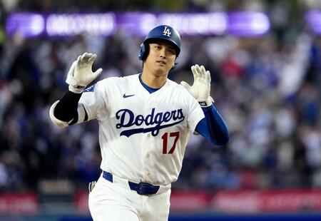 フィリーズ戦の３回、１０号ソロを放ち塁を回る大谷（共同）