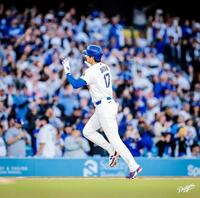 　三回、１０号ソロを放ち手を振りながらダイヤモンドを一周する大谷（ロサンゼルス・ドジャース提供）