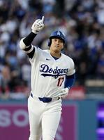 フィリーズ戦の３回、１０号ソロを放ち塁を回る大谷（共同）