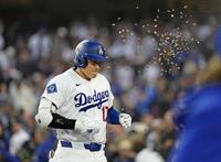 　フィリーズ戦の３回、10号ソロを放ちヒマワリの種で祝福されるドジャース・大谷＝ロサンゼルス（共同）