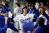 　フィリーズ戦の３回、10号ソロを放ち祝福されるドジャース・大谷＝ロサンゼルス（共同）