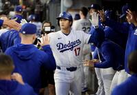 　フィリーズ戦の３回、10号ソロを放ち祝福されるドジャース・大谷＝ロサンゼルス（共同）