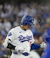 　フィリーズ戦の３回、10号ソロを放ちヒマワリの種で祝福されるドジャース・大谷＝ロサンゼルス（共同）
