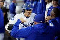 　フィリーズ戦の３回、10号ソロを放ちベンチでポーズをとるドジャース・大谷＝ロサンゼルス（共同）