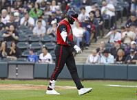 　タイガース戦の３回、二ゴロで一塁を駆け抜けた後、ベンチに戻るホワイトソックス・村上。途中交代した＝シカゴ（共同）