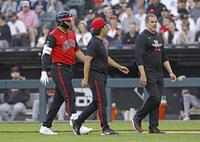 　タイガース戦の３回、二ゴロで一塁を駆け抜けた後、ベンチに戻るホワイトソックス・村上（左）。途中交代となった＝シカゴ（共同）