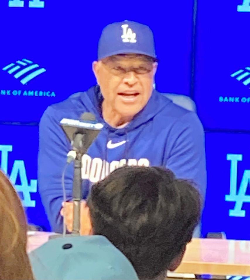 　試合前会見で報道陣の質問に答えるロバーツ監督（撮影・小林信行）